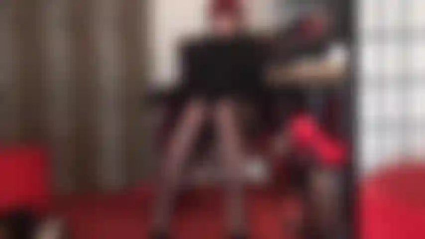 Zwischen den schenkeln einer hauchdünnen strumpfhose – angelockt von ihren unglaublich langen nylonbeinen, hält die herrin sie zwischen ihren schenkeln gefangen, berauscht von ihrem duft sind sie schwach und gefügig.