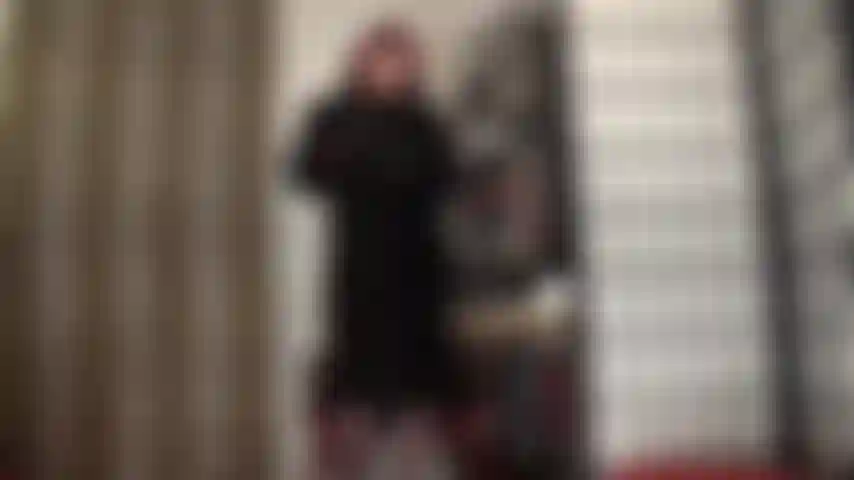 Luxuriöser schwarzer pelz – seidiger satin wird mit einem wunderschönen weichen schwarzen pelzmantel kombiniert, um eine sehr feminine note zu verleihen.