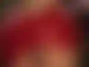 Ein latexrock, der so kurz ist, dass er verboten sein sollte :-) bete meinen glänzenden hintern in diesem heißen roten mini mit sexy strumpfhosen darunter und medizinischen handschuhen an.