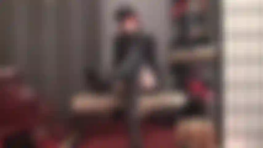 Sklavin meiner lederstiefel – meine stiefelsklavin. Komm. Kriech ein bisschen näher. Noch näher. So nah, dass du das warme leder der overknee-stiefel meiner herrin riechen kannst.