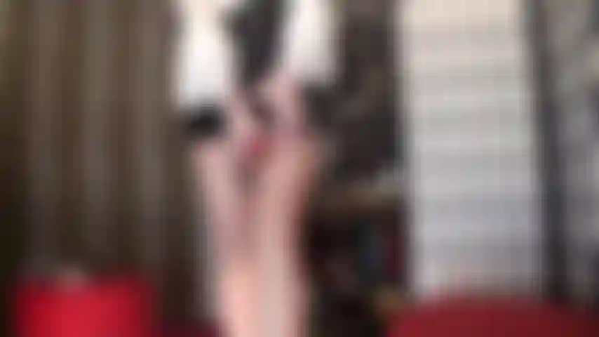 Strapon-dominanz mit dickem roten schwanzfleisch – gekleidet in ein sexy spitzenbustier und einen pvc-mini verführt herrin vivian sie dazu, ihren fleischigen roten strapon auszuprobieren.