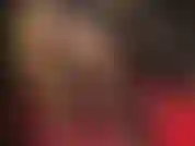 Sexy bein-teaser und fußfetischistin in schwarzen, transparenten strumpfhosen mit glänzenden, hautfarbenen spitzenstrümpfen darüber, so glänzend, gepaart mit passenden glänzenden schwarzen absätzen.