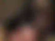 Eine latexgöttin, die mit ihrem perfekten runden hintern neckt und einen sexy engen schwarzen gummirock zum glänzen bringt. Mm mmmm, gut!