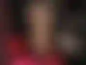 Extra glänzende strümpfe mit hautfarbener spitzenoberseite und strumpfhalter über strumpfhosen.