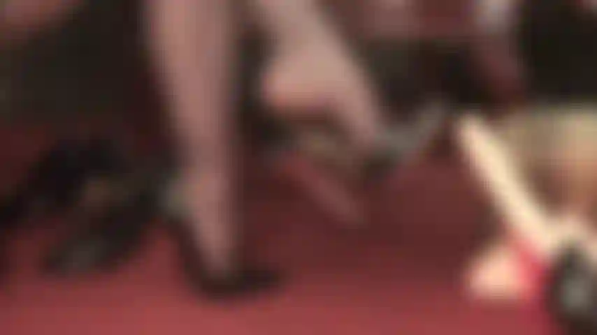 Spiele mit schuhen und baumle mit schwarzen pumps mit hohem stilettoabsatz.