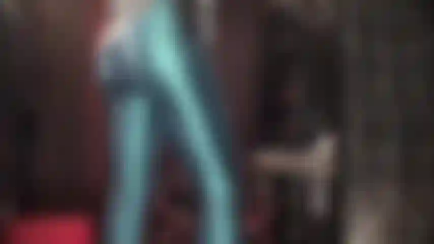 Fantastische pfauenblaue leohex-spandex-strumpfhosen – herrin macht sie mit ihren perfekten kurven in diesen superheißen, metallisch glänzenden lycra-strumpfhosen absolut verrückt.