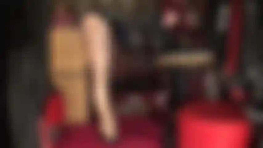 Du hast eine schwäche für hochglänzende strumpfhosenbeine und füße in sexy offenen zehenschuhen. Gönn dir dieses wundervolle langsame necken.