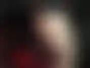 Herrin vivian genießt das aussehen und die haptik von leder.