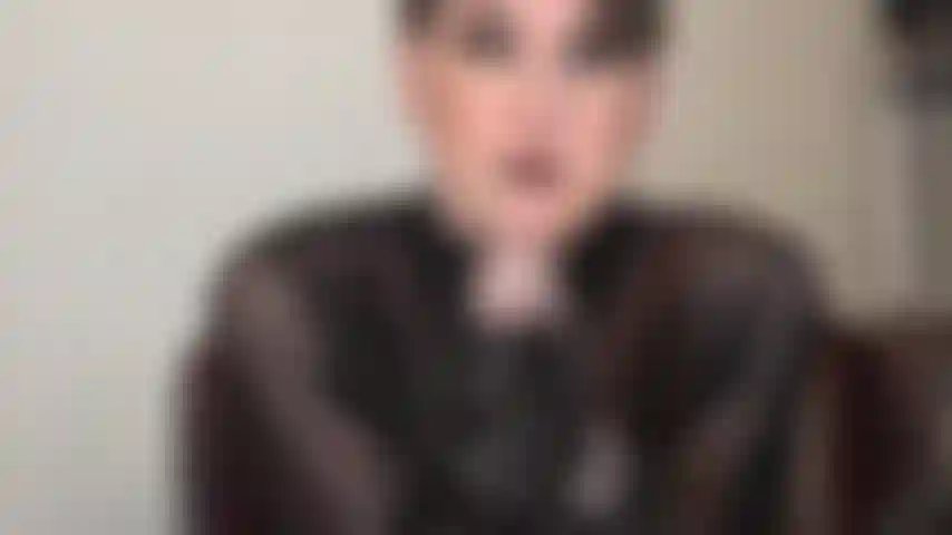 Herrin, lass dich deinen allerersten schwanz lutschen. Es gibt keinen grund, vor diesem großen schwanz angst zu haben. Herrin macht ihn mit ihrem köstlichen speichel noch leckerer und glitschiger. Willst du ihn jetzt lutschen?!