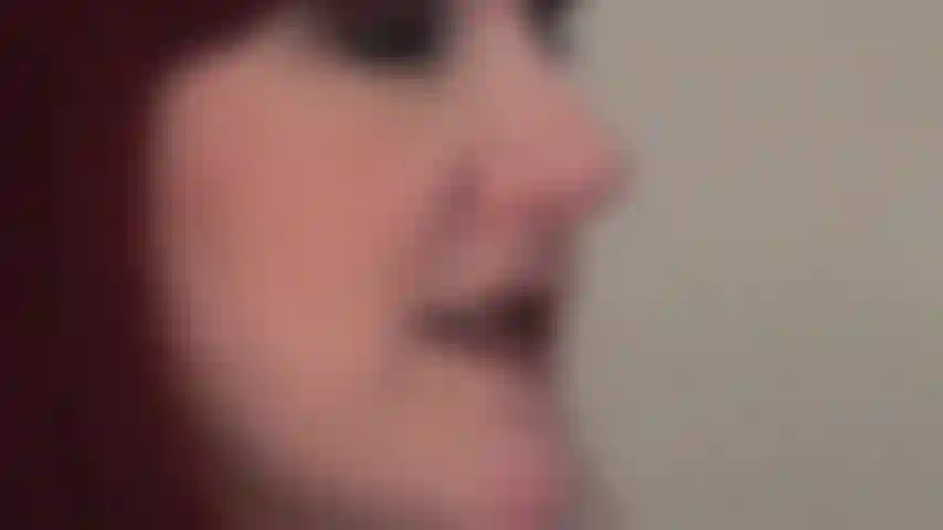 Meine zunge und meine lippen mit dunklem lippenstift machen dich schwach.