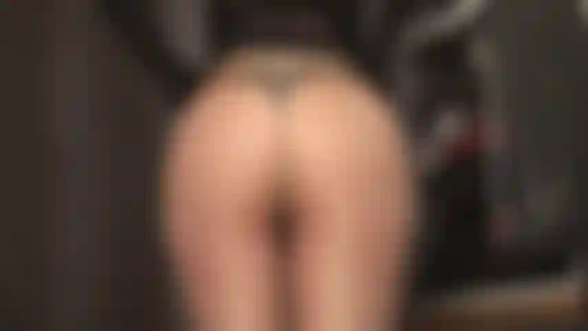 Verehre den perfekten runden hintern von herrin vivian in hauchdünnen, hautfarbenen strumpfhosen und nackt.