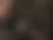 Die glitzernde strumpfhosen als fußfetisch anbetet.