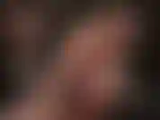 Verehrung eingeölter nackter füße. Die herrin legt ihre nackten füße auf den tisch und neckt sie mit faltigen sohlen und hohen fußgewölben.