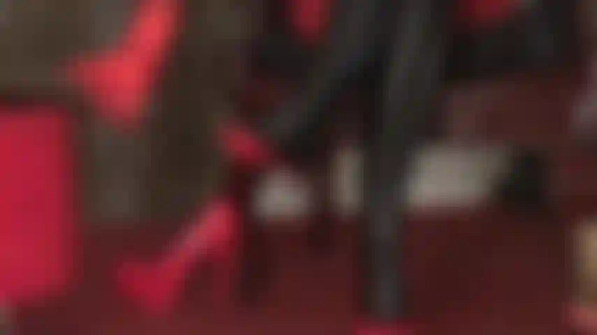 Latex-footjob auf bbc. Herrin vivian wickelt ihre latexstrümpfe um einen dicken schwarzen schwanz.