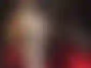 Weiße strumpfhosen und weißes latex – wie viele lagen nylon vertragen sie? Eine strumpfhose glänzt mehr als die andere, gefolgt von einem sexy weißen latex-minirock, handschuhen und dazu passenden high heels.