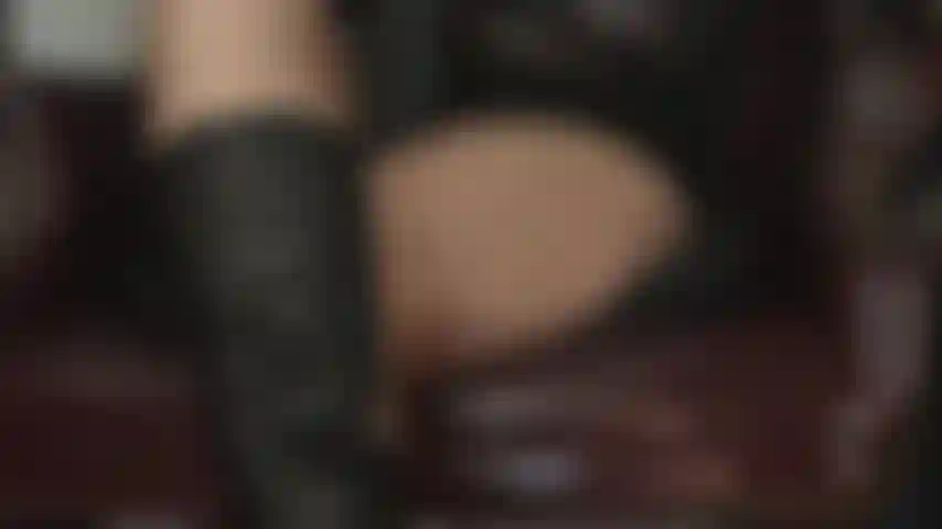 Schwach für die strumpfhosenschenkel der herrin. Wenn sie sich öffnen, dein schwanz pocht, wenn sie sich schließen, und du willst ihn über die warme, nylonbekleidete haut der herrin reiben.