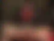 Medizinische handschuhe auf einem strapon – die ledergöttin schmiert ihren großen schwanz mit spucke ein und streichelt ihn mit transparenten latexhandschuhen, bevor sie ihn tief in dich hineinstößt.