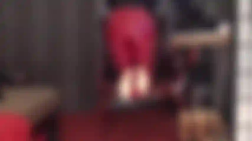 Strumpfhosenfüße und stilettos in rotem leder – herrin vivian in roten lederhosen und passenden pumps mit hohen absätzen zieht ihre schuhe aus, damit sie ihre wunderschönen weichen nylonsohlen und ihren lederbekleideten hintern anbeten können.