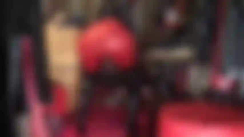 Facesitting und arschverehrung in roten leggings, glänzenden lack-overknees und spandex-kapuze.