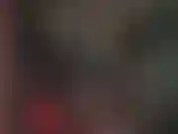 Eine latex-justizvollzugsbeamtin – die herrin trägt schwarzes und rauchgrünes latex, poliert ihren latexrock auf hochglanz und trägt dazu einen militär-gummihut und eine reitgerte. Mmmhmmm.