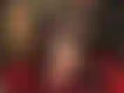 Fußfetisch für nackte füße – die herrin wackelt mit den zehen und neckt mit nackten füßen und beinen. Kommst du nicht und machst sie mit deiner zunge sauber?