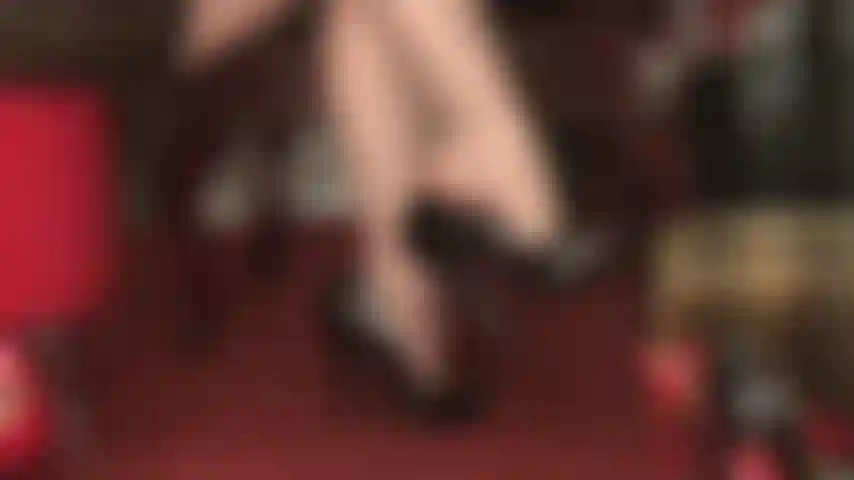 High heels und füße bestimmen deine existenz – ohne die macht der füße und heels einer herrin kannst du nicht mehr leben. Du fühlst dich lebendig, egal ob sie dich sanft neckt oder über dich hinweggeht.