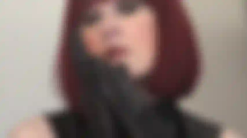 Lederhandschuhfetisch – herrin vivian trägt ein paar ellenbogenlange, weiche schwarze lederhandschuhe, um sie damit zu necken und zu quälen.