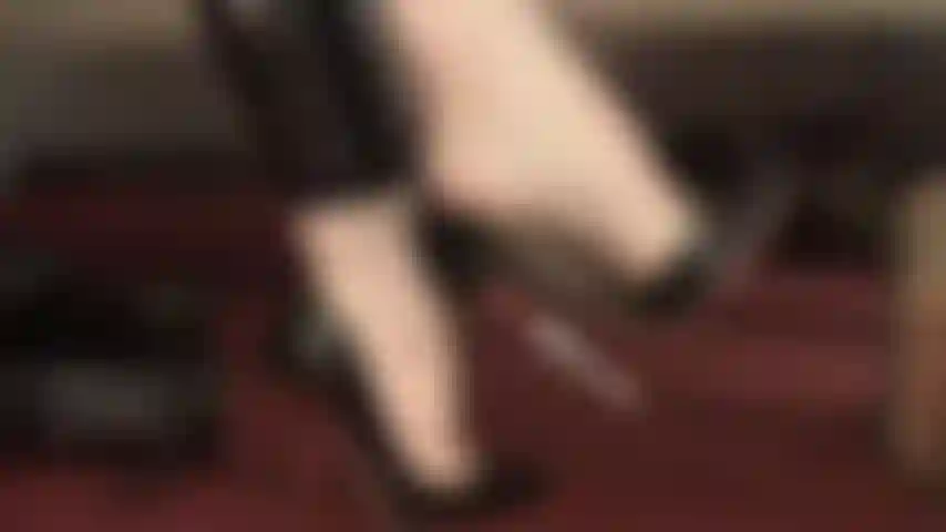 Die dangling-expertin – die unglaublich hochgewölbten strumpfhosenfüße der herrin lassen hohe stiletto-pumps baumeln.