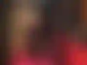 Bete meinen perfekten hintern und meine langen beine in einem kurzen strampler und hohen stiefeln an, kombiniert mit glänzenden hautfarbenen strumpfhosen.