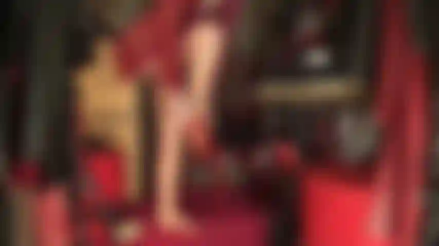 Dein kleiner schwanz ist meinem großen schwarzen schwanz unterlegen – mein massiver schwarzer penis zwischen den roten, glänzenden nylonschichten macht deinen mikropenis so an. Du tust alles, um den schwanz deiner herrin zu befriedigen …