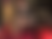 Gefangen zwischen meinen übereinandergeschlagenen, glänzenden, hellbraunen strumpfhosenbeinen – meine langen, übereinandergeschlagenen beine und meine wunderschönen füße machen dich schwach und unterwürfig. Dein schwanz ist zwischen ihnen gefangen. Spritz über sie!