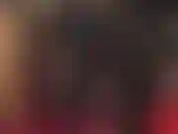 Mein analsklave, deine glänzende herrin in schwarzem pvc mit extrahohen stiefeln, die einen riesigen bbc in deine enge arschfotze zwingen kann, während sie dich mit viel spucke füttert.