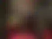 Streichel dich an meinen beinen in neongelben peeptoe-pumps und schwarzen blickdichten strumpfhosen.