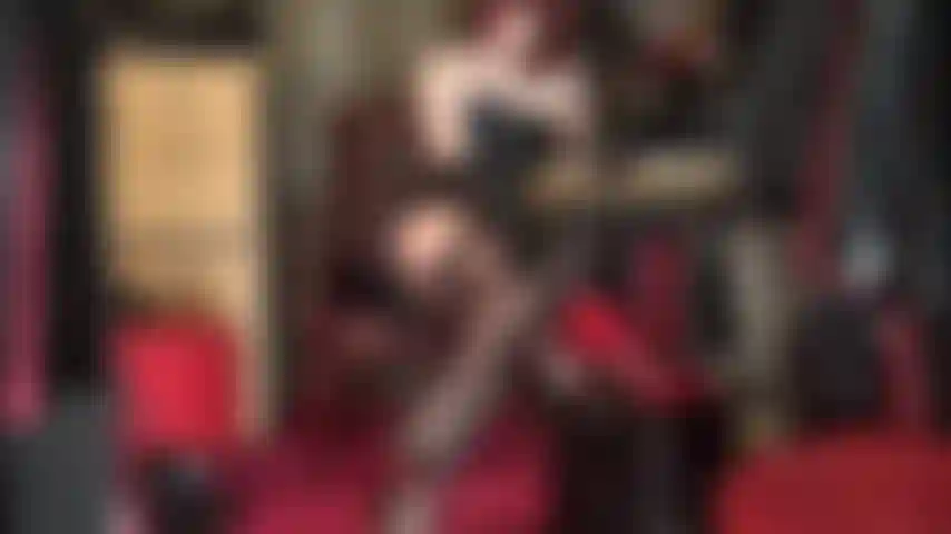 Femdom-verführung in wunderschöner unterwäsche – lederkorsett und handschuhe, superglänzende strumpfhosen, strümpfe und strumpfbänder.