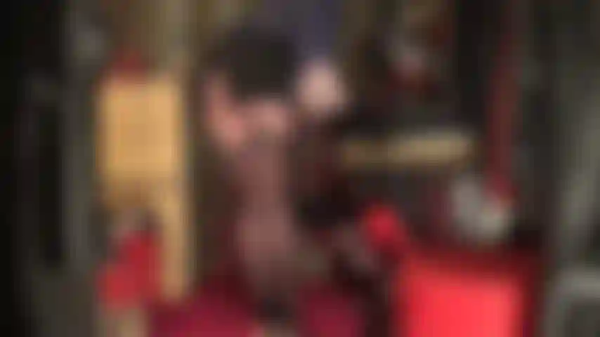 Schwarze nahtstrümpfe und strapse über glänzenden strumpfhosen. Oh mein gott, was für ein anblick! Die reizwäsche mit strapsen, sexy beinen und perfektem hintern ... Mmmm.