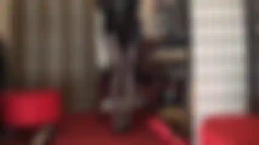 Extrem glänzende, metallisch braune spandex-strumpfhosen – herrin zeigt ihre kräftigen beine und ihren perfekten hintern in diesen hochglänzenden strumpfhosen.