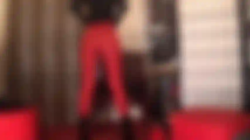 Der große, runde hintern der herrin in engen leggings macht süchtig. Bei so einem anblick sehnt man sich nur danach, tribut zu zollen und zu wichsen, zu wichsen und zu zahlen.