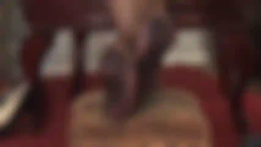 Die fußfetischismus betreibt, in einer ganz besonderen nahtstrumpfhose mit wunderschön gestalteten sohlen.