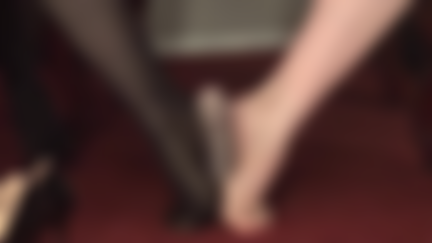 Fußdominanz – nackte füße, harter footjob und nylon an der hand – dein sklavenschwanz ist in schwierigkeiten und wird von den weichen nackten füßen der herrin gequält.