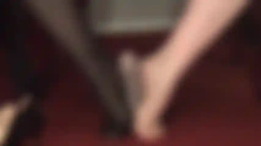 Fußdominanz – nackte füße, harter footjob und nylon an der hand – dein sklavenschwanz ist in schwierigkeiten und wird von den weichen nackten füßen der herrin gequält.