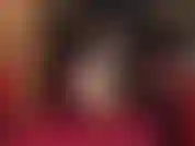 Nylons und socken – extra flauschig weiche socken werden über schwarzen spitzenstrümpfen getragen.