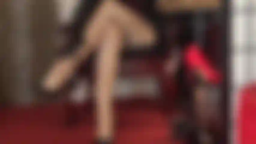 Sexy übereinandergeschlagene beine in glänzenden hellbraunen strumpfhosen reizen den beinliebhaber. Herrin fügt zusätzlich ein paar glänzende nylons für einen unwiderstehlichen glanz hinzu.