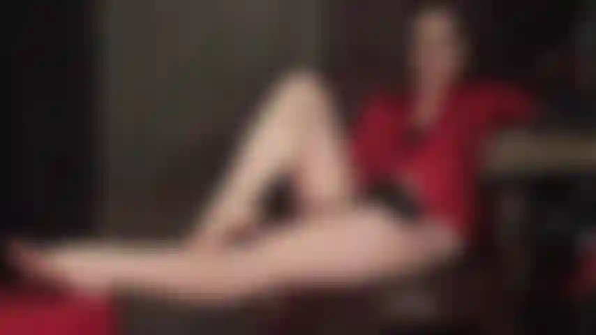 Diese nackten beine ... Nackte füße ... Diese augen ... Wir werden herausfinden, wie lange sie sich bei dieser intensiven erotischen reizung beherrschen können.