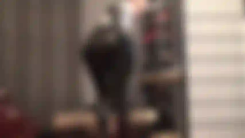 Bewundern sie den glänzenden hintern und die langen beine der herrin in den glänzenden, engen, schwarzen fetisch-leggings.