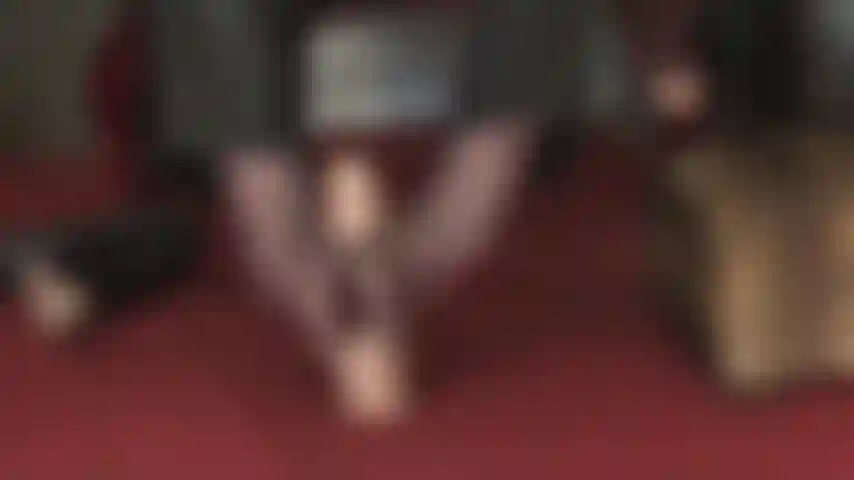 Dein sklavenschwanz wird von den füßen in strumpfhosen und händen in lederhandschuhen von herrin vivian behandelt.