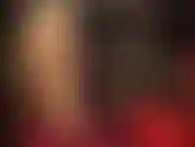 Beine in glänzenden strumpfhosen, pantoletten aus leder und eine schwarze nylonmaske – die herrin neckt ihre nylonliebhaber mit füßen, beinen und hintern in extra glänzenden strumpfhosen und fügt eine sexy, durchsichtige schwarze nylonmaske hinzu.