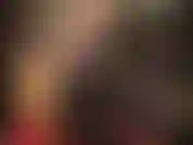 Sexy gummi-outfit, strumpfhosen und hohe plateaustiefel.