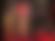 Für meine latexliebhaber! Sexy fetisch-teaser im kurzen kleid, nahtgummistrümpfen und high heels. Herrin bringt das heiße outfit zum glänzen, indem sie es mit gleitmittel einreibt, mmmmm.