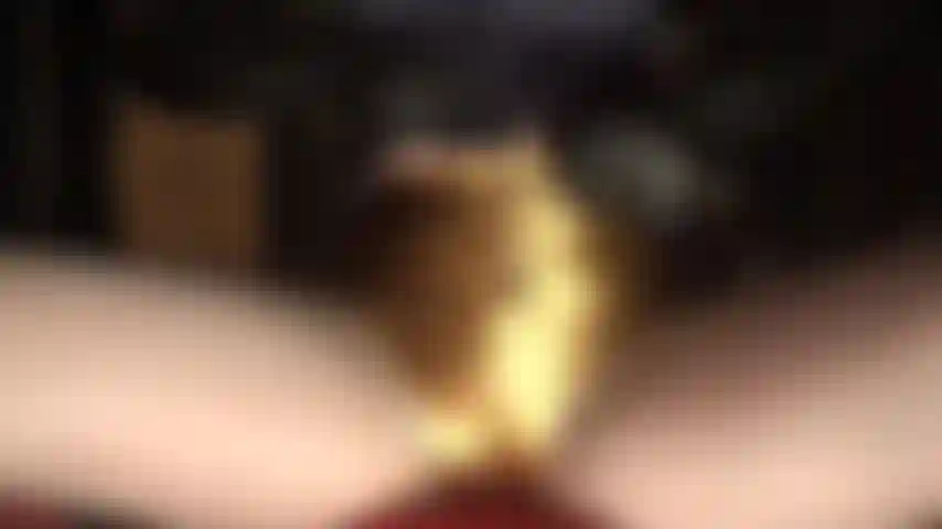 Mein arsch, dein gesicht ... Diese goldenen satinshorts verdienen es, angebetet zu werden.