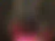 Und streichle meinen großen weißen strap-on, während du über meinen körper im engen, glänzenden pvc-catsuit sabberst.